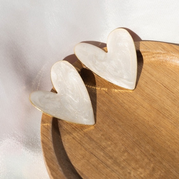 ✨HOST PICK!✨Zara Estelle White Heart Earrings - Picture 4 of 5